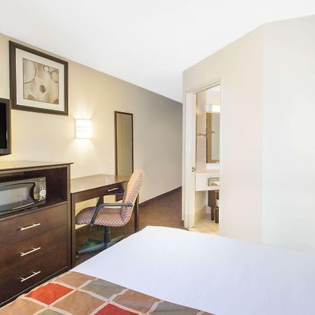 Travelodge By Wyndham Romulus Detroit Airport מראה חיצוני תמונה