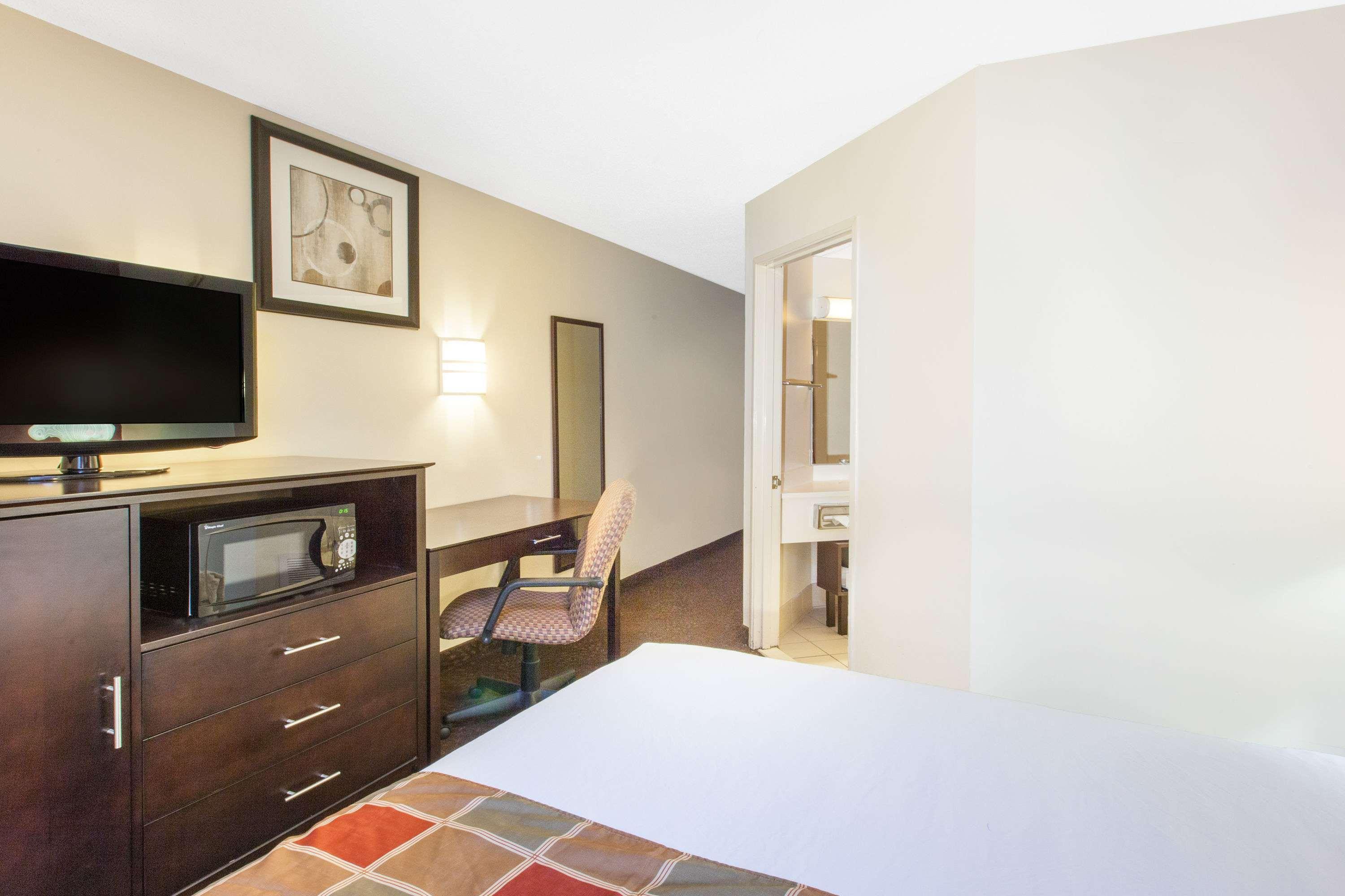 Travelodge By Wyndham Romulus Detroit Airport מראה חיצוני תמונה