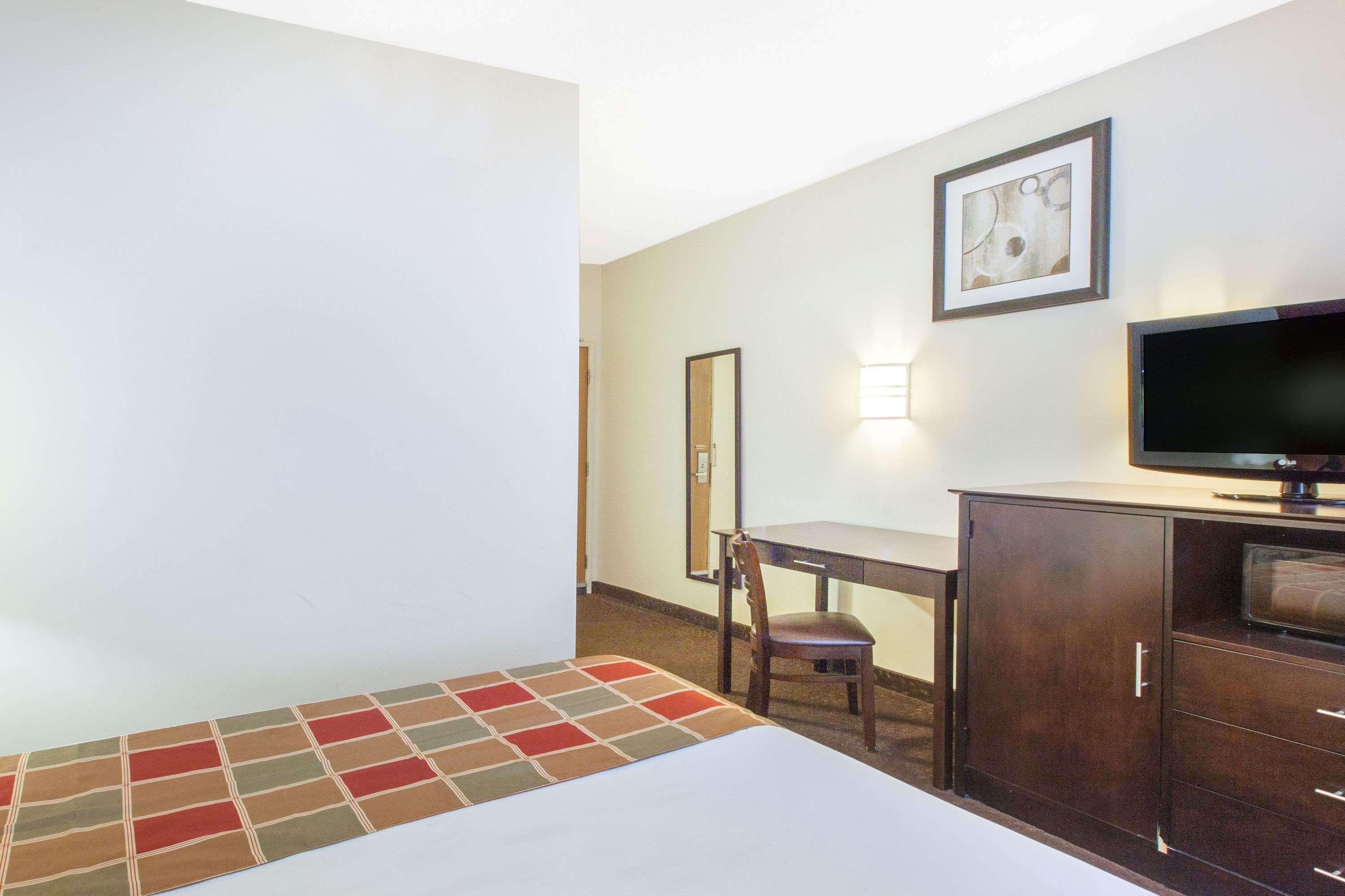 Travelodge By Wyndham Romulus Detroit Airport מראה חיצוני תמונה