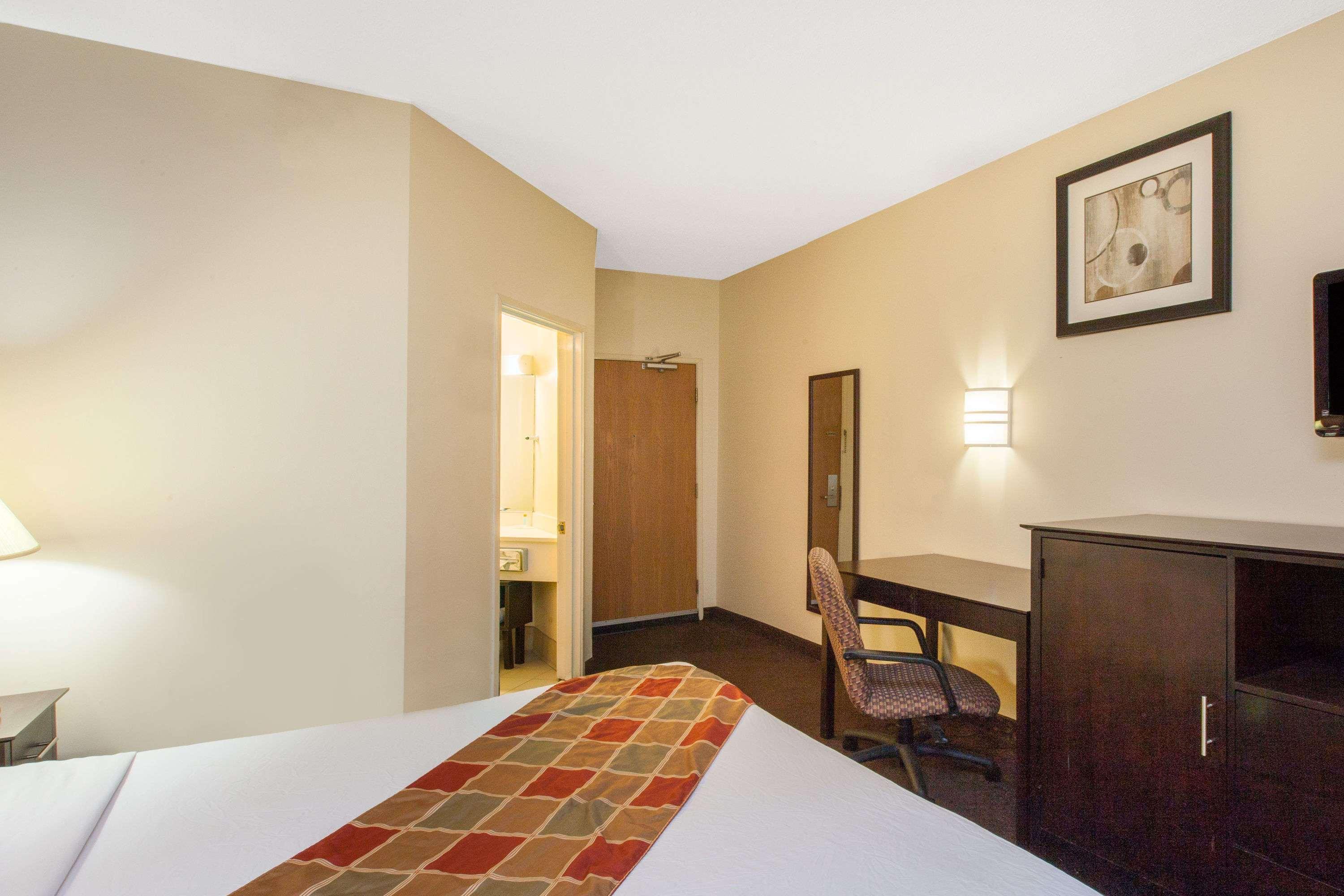 Travelodge By Wyndham Romulus Detroit Airport מראה חיצוני תמונה